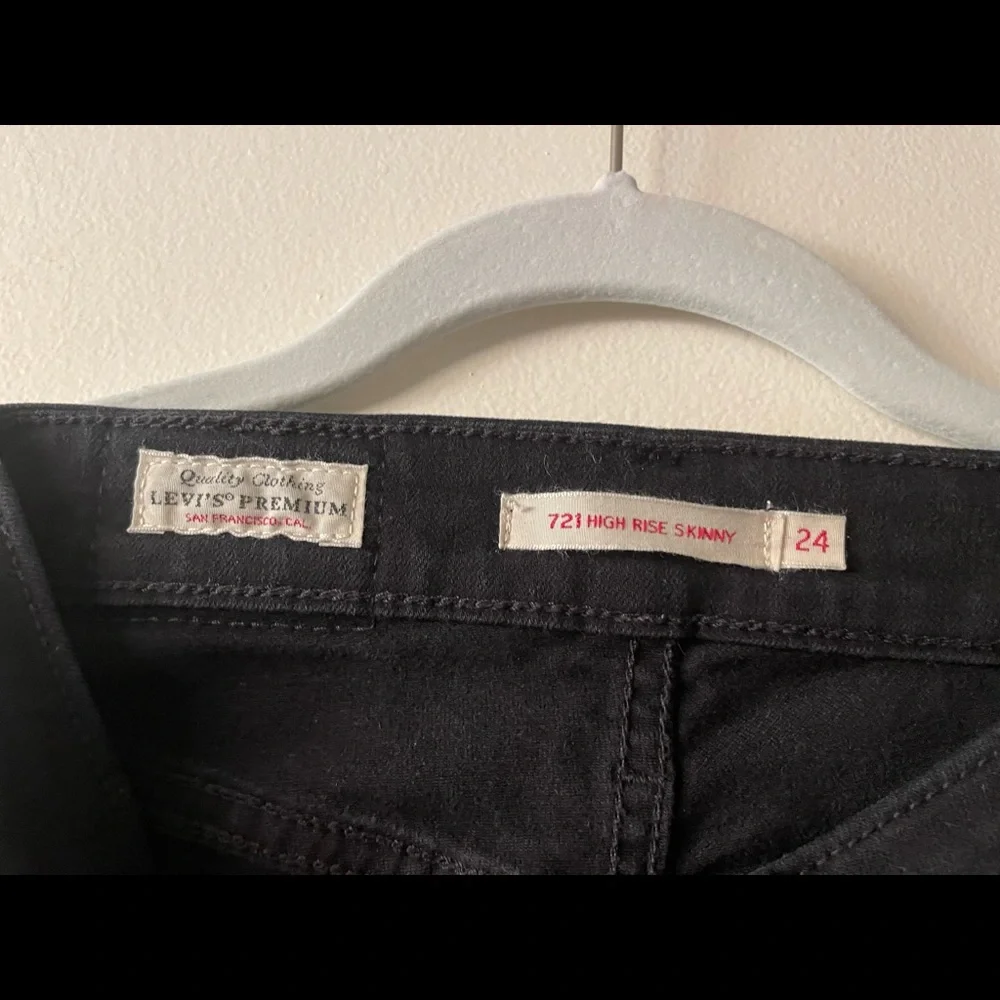 721 High Rise Ripped Levis Premiums - Picture 2 of 3